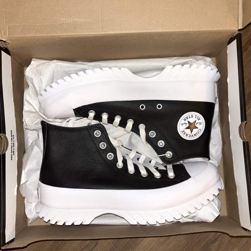 Converse CTAS Lugged 2.0 Shoes. NEW WITH BOX! SIZE 8.5M/10.5W